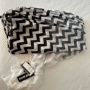 Steven Madden Black/White Chevron Blanket Wrap